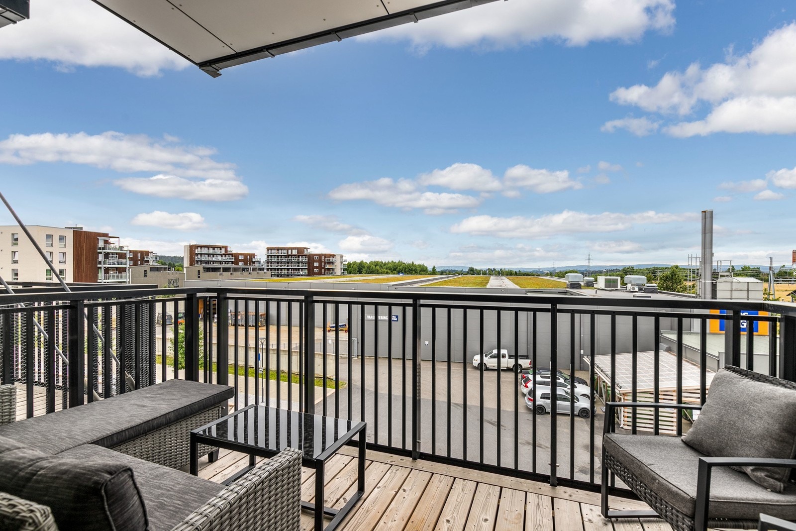 Fritt utsyn fra balkongen over nærområdet.